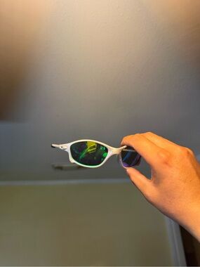 White Sports Sunglasses with Green Mirrored Lenses Oakleys